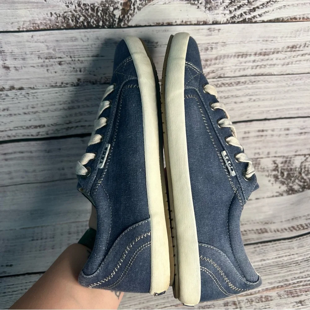 Taos Footwear Navy and White Low-Top Sneakers